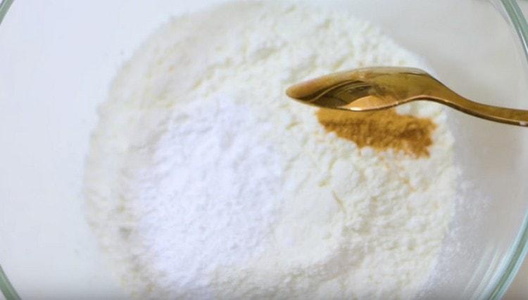 Смесете брашното с бакпулвера и канелата.