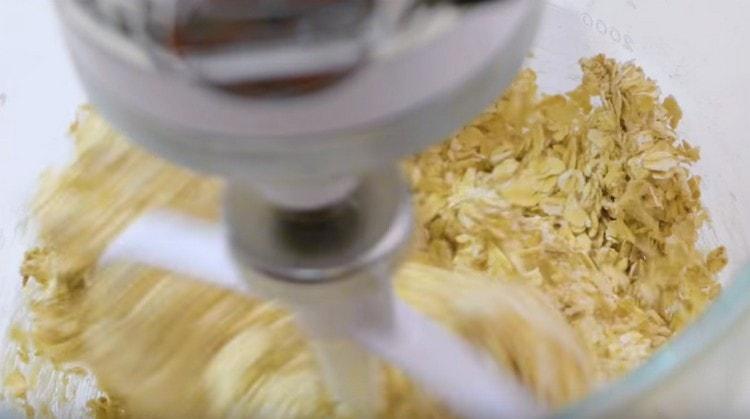 Добавете овесена каша към тестото.