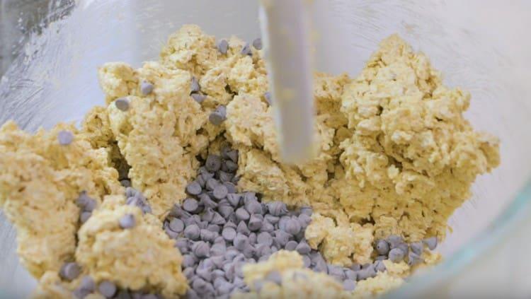 Добавете шоколадовите капки към тестото.