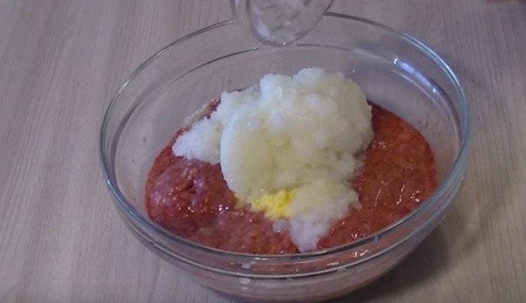 Prostřednictvím mlýnku na maso projdeme kuřecí játra, cibuli a brambory.