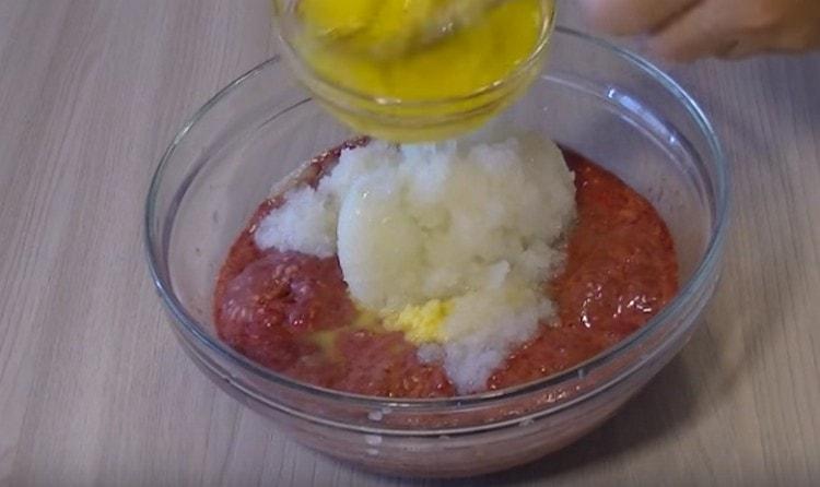 Přidejte kuřecí masa rozdrcená vidličkou.