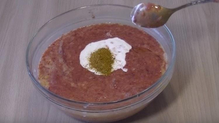 Přidáme zakysanou smetanu, sůl a pepř.