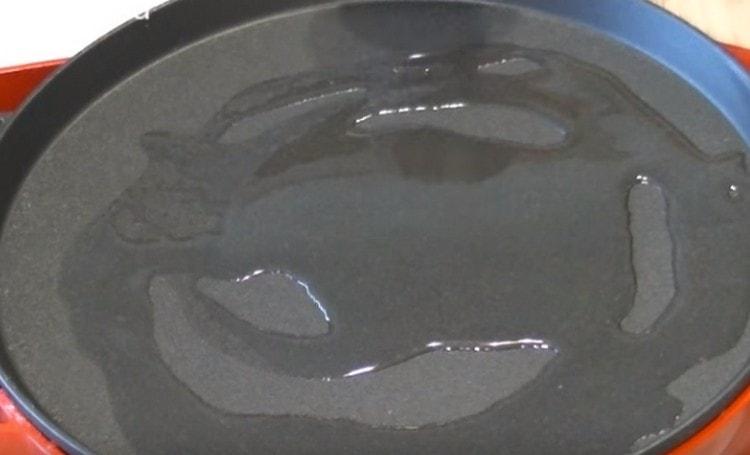 Zahřejte pánev rostlinným olejem.