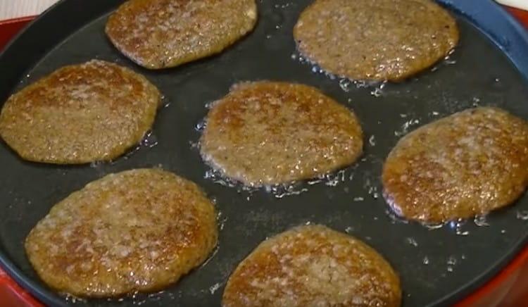 Když jsou palačinky smažené na jedné straně, otočte je na druhou a zakryjte víkem.