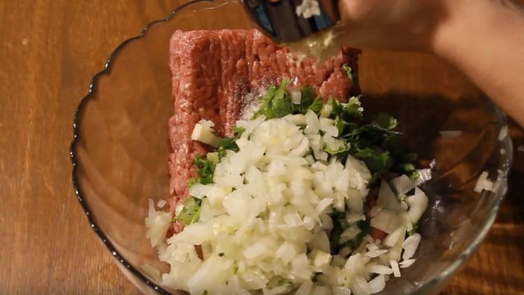 Stoarceți usturoiul pentru aromă.