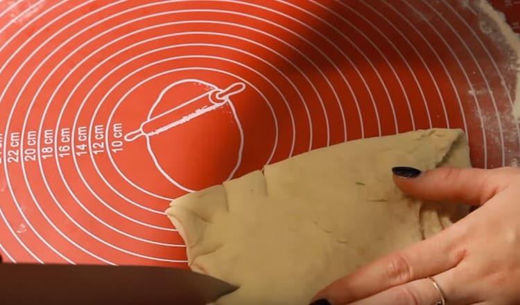 turnăm a doua bucată de aluat, apoi o împăturim de patru ori și facem astfel de incizii oblice.