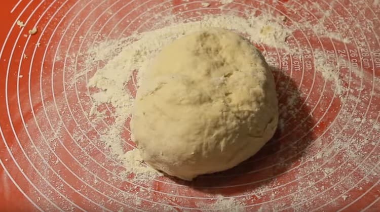 Se frământă aluatul neted.