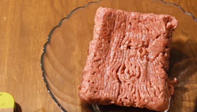 Pentru umplutură aveți nevoie de carne tocată.
