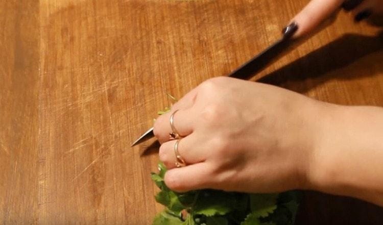 Grind cilantro și, de asemenea, trece la carnea tocată.