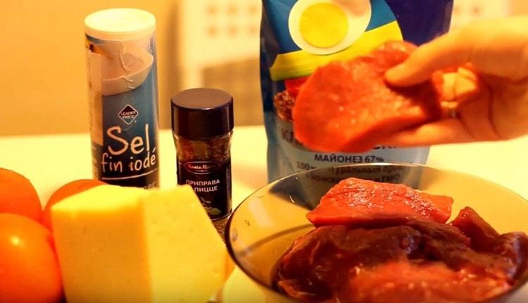 Нарежете месото на филийки.