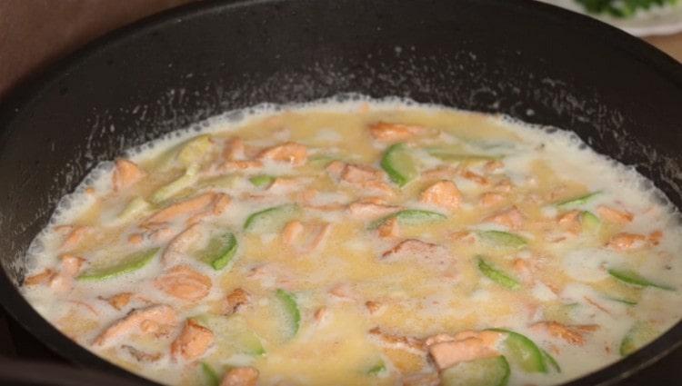 Добавете сол към соса на вкус.