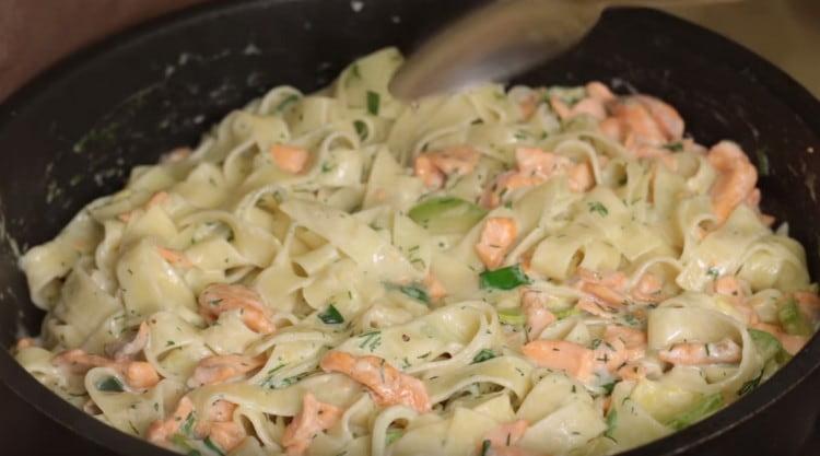 Готвене на тестени изделия с риба в кремообразен сос за още 2 минути.