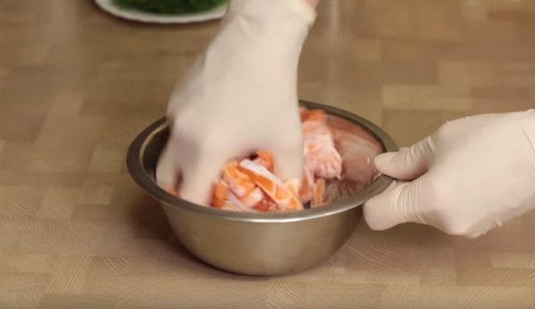 Добавете малко брашно към рибата и разбъркайте.