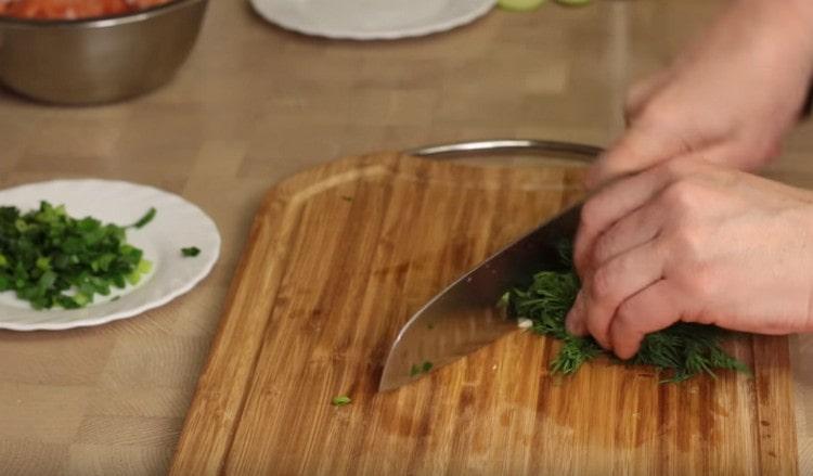 Смелете пресен зелен лук, копър, чесън.