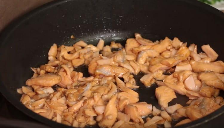 Запържете парчета риба.