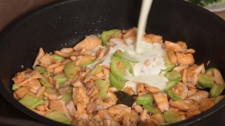 Върнете тиквичките към рибата в тигана и добавете сметаната.