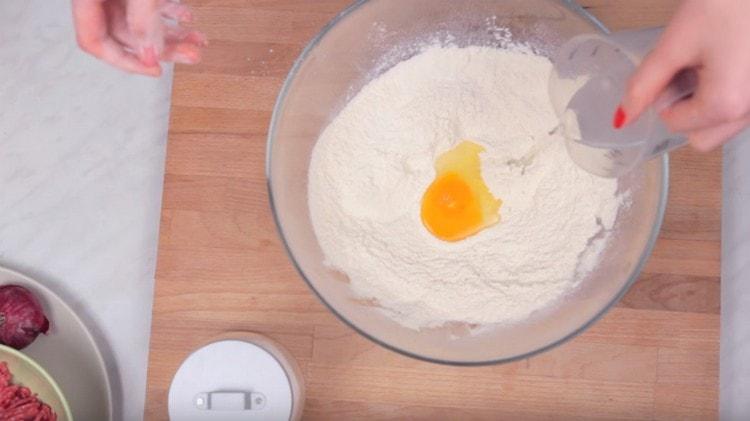 Magdagdag ng tubig at simulang masahin ang masa.