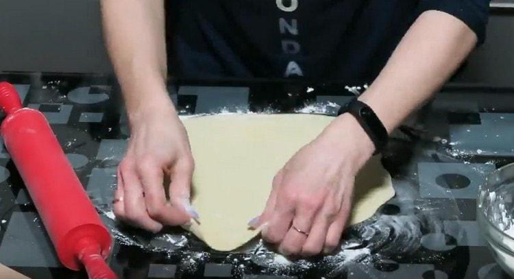 Rulează subțire o bucată de aluat.