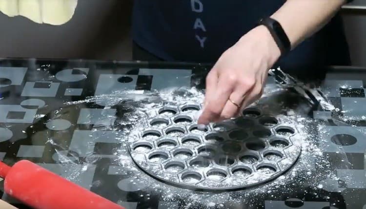 Presărați găluștele cu făină și puneți aluatul rulat pe el.