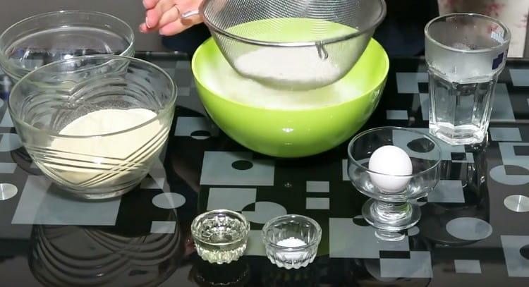 Cerneti faina intr-un bol.