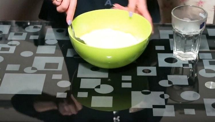 Adăugați sare, precum și oul și uleiul vegetal.