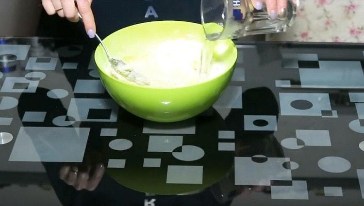 Intra apa clocotita si amesteca aluatul.