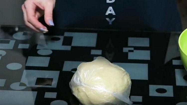 În momentul pregătirii cărnii, înfășurați aluatul într-o pungă sau în pelicula de agătare.