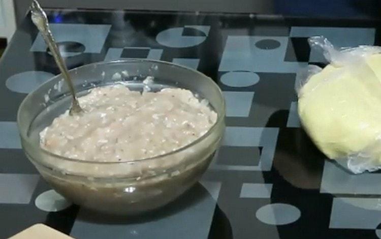 Se amestecă bine carnea tocată cu ceapa, se adaugă sare și piper.