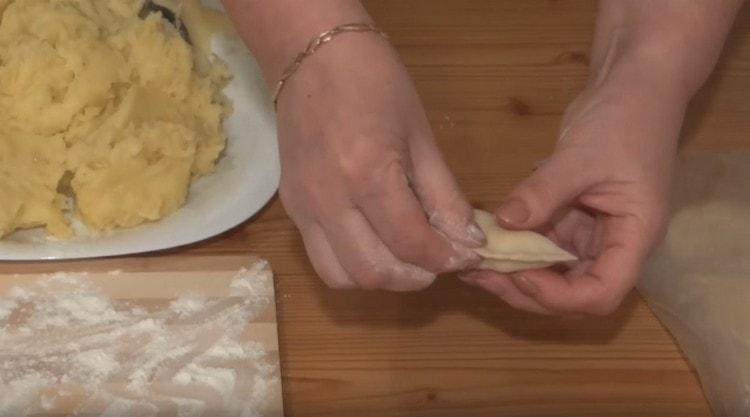 Înțepem marginile aluatului.