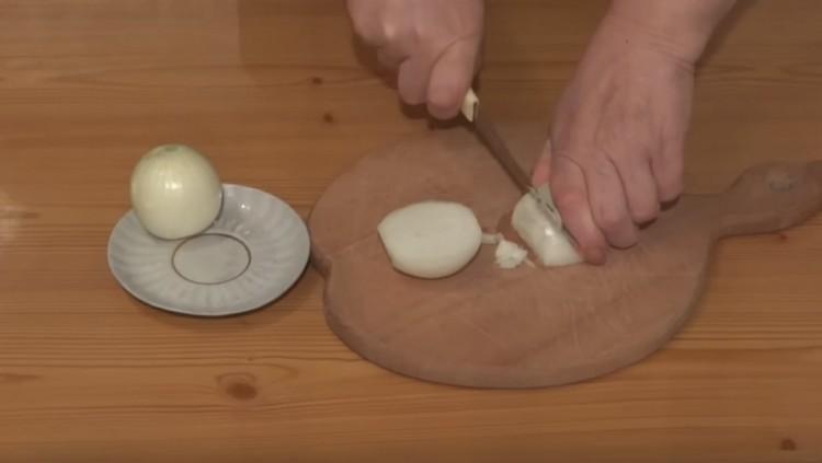 Taie ceapa într-un cub mic.