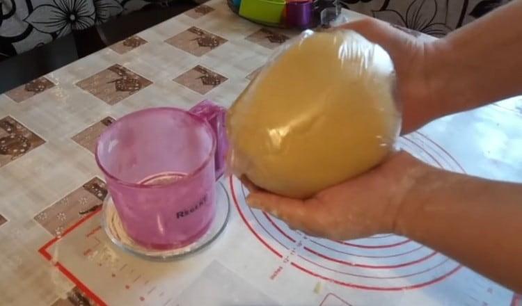 עוטפים את הבצק בסרט נצמד או בשקית ושולחים אותו למקרר.