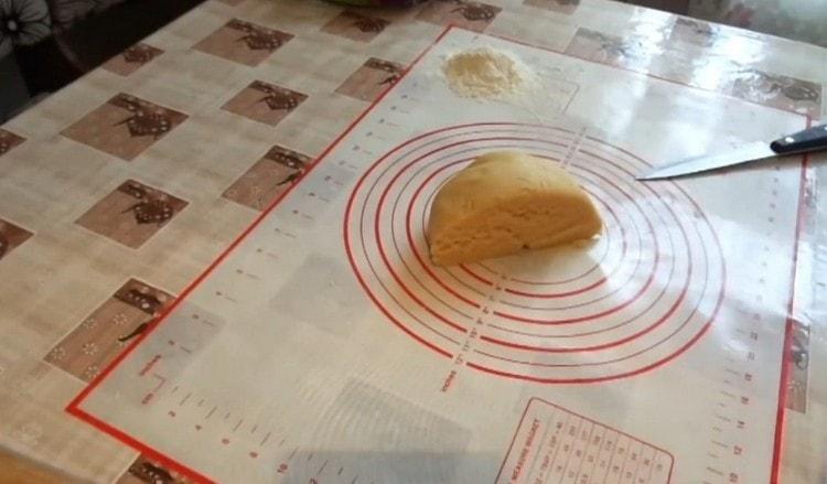 אנחנו לוקחים חצי מהבצק לעבודה.