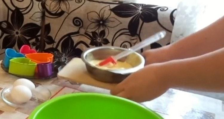 ממיסים חמאה או מרגרינה מראש.