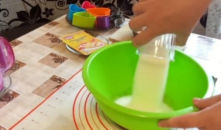 בקערה טורפים את הביצים ומוסיפים להן סוכר.