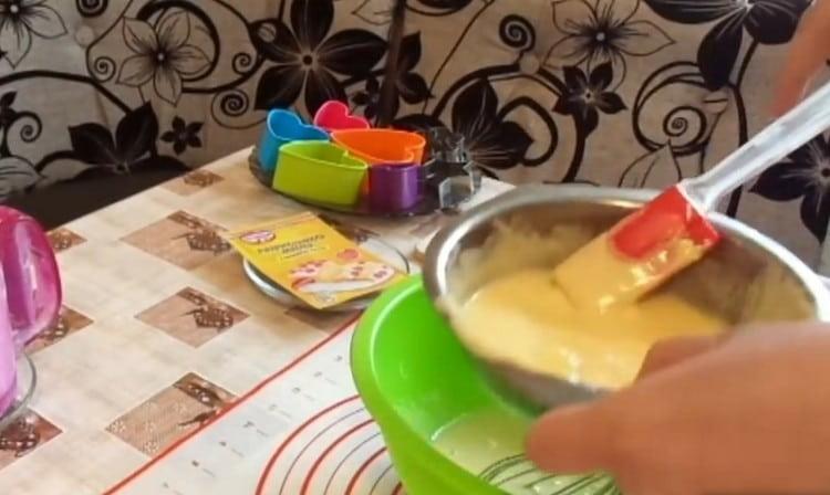 הזן את החמאה המומסת למסת הביצים.