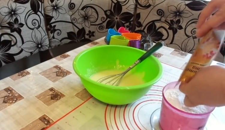 שלבו קמח ואבקת אפייה.