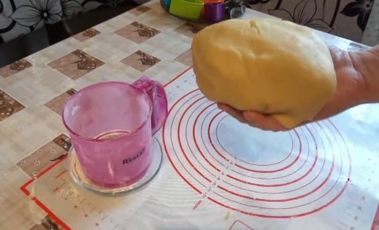 הבצק אמור להיות חלק ולא להידבק לידיים.