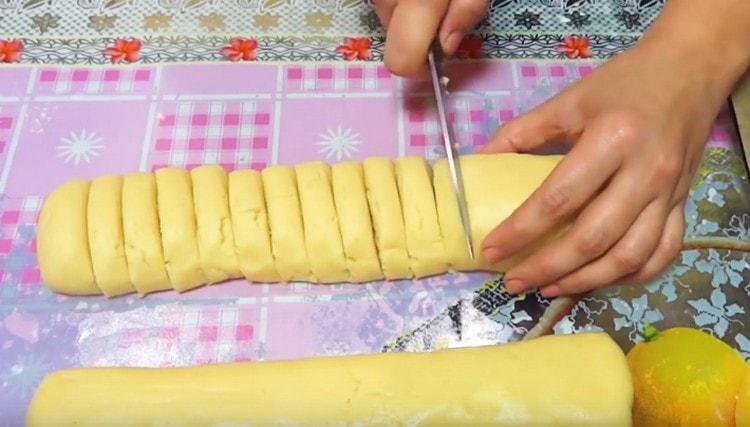 Нарежете получената наденица на парчета.