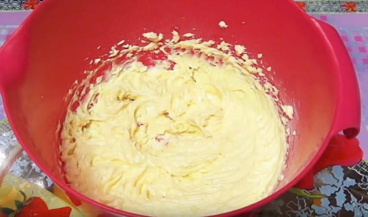 Разбийте масата старателно с миксер.