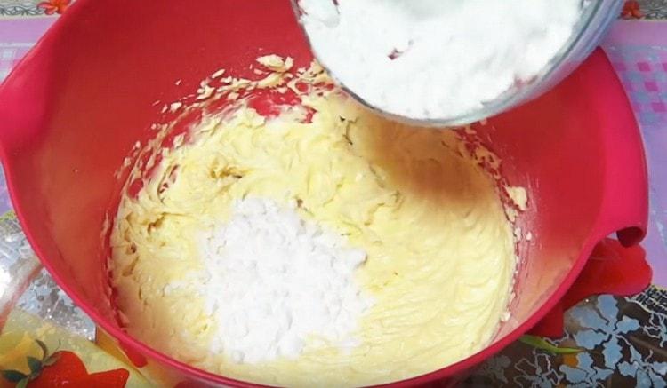 Добавете нишестето и брашното.