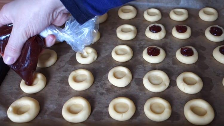Drücken Sie Marmelade oder Marmelade in die entstandenen Hohlräume.