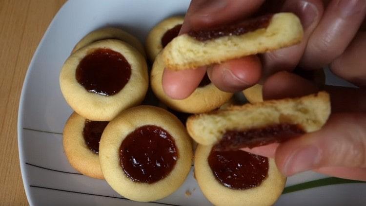 Wie Sie sehen, können köstliche Shortbread-Kekse mit Marmelade auch zu Hause gebacken werden.