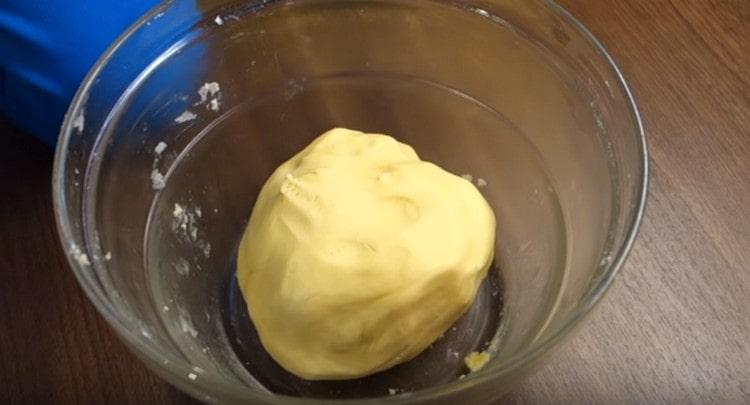 Den glatten Teig kneten und eine Stunde lang in den Kühlschrank stellen.