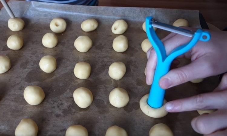 In jedem Rohling machen wir eine Aussparung.