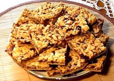 Gătirea unui delicios și simplu fursec de prăjitură cu gem și firimituri acasă, conform rețetei cu o fotografie.