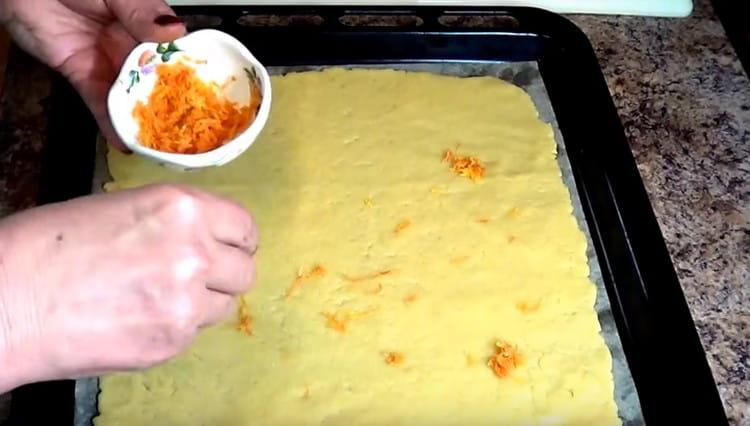 Espolseu la base de les galetes de la pell.