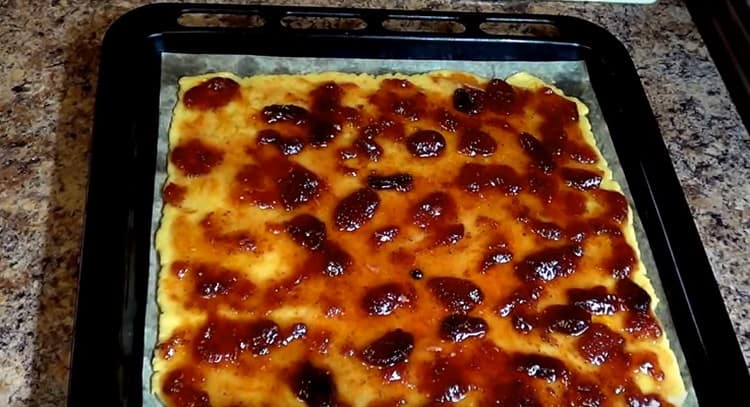 A continuació, unteu la massa amb la melmelada.