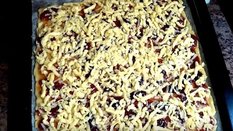 Remeneu la massa congelada al congelador per sobre de la melmelada.