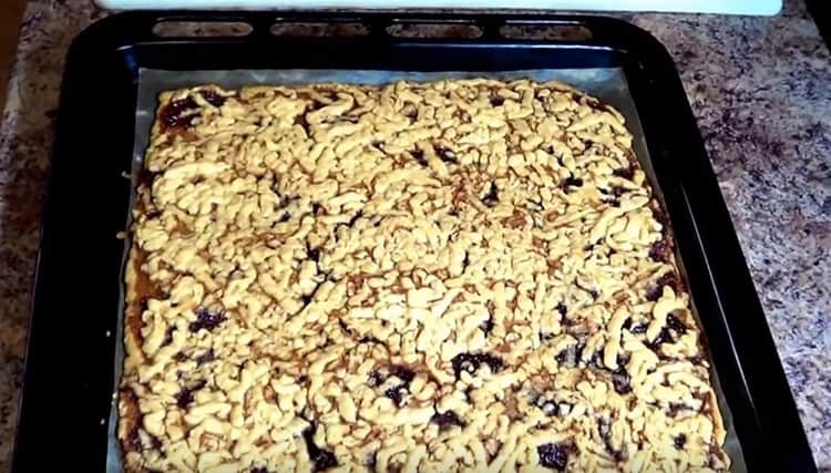 Enfornem al forn un blanc en forma de pastís sencer.