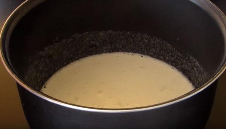 Добавете сода и разбъркайте отново масата.